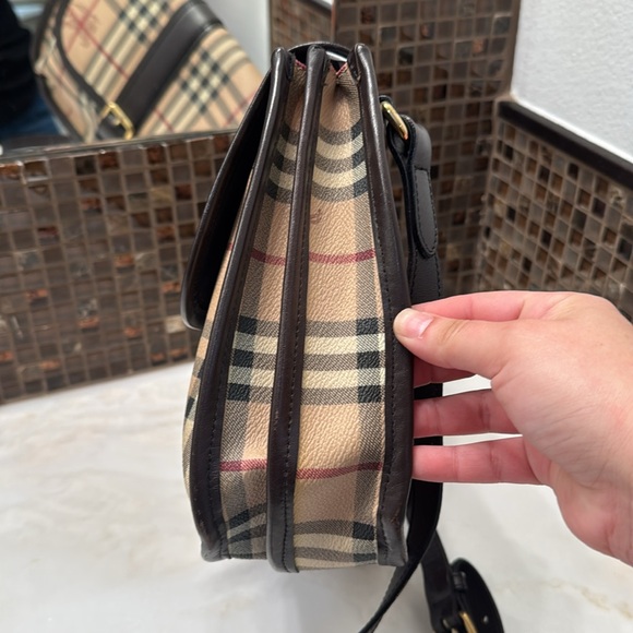 Burberry Brown Crossbody Bag with Plaid Pattern and Structured Shape - Picture 6 of 10